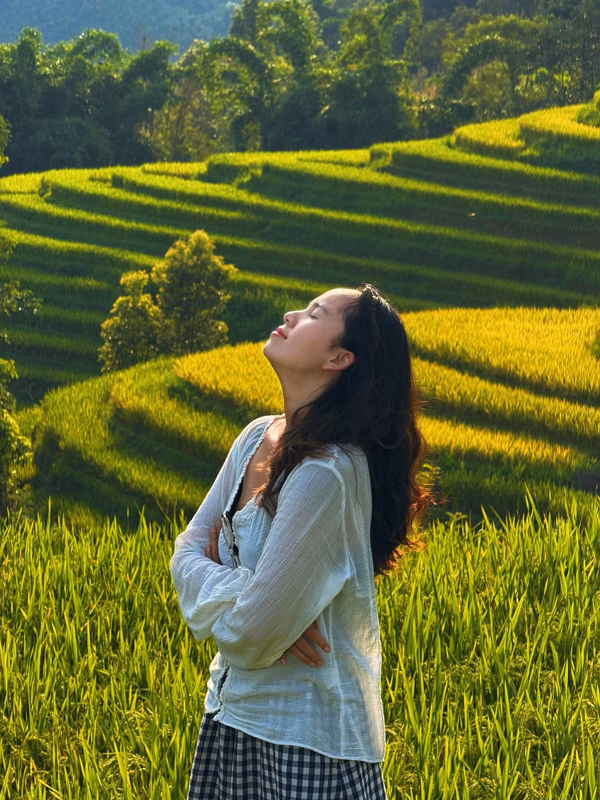 Xa xa, con đường nhỏ uốn lượn như dải lụa vắt ngang triền núi, gợi cảm giác như lạc vào miền cổ tích. Ảnh Fanpage Chuyện của Hậu