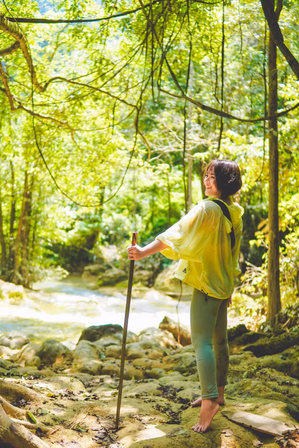 Đây là thử thách hấp dẫn cho những ai yêu thích hoạt động ngoài trời. Khi đến nơi, tiếng nước đổ ào ào hòa cùng tiếng gió rừng sẽ khiến mọi mệt nhọc tan biến. Ảnh Thủy Nguyên