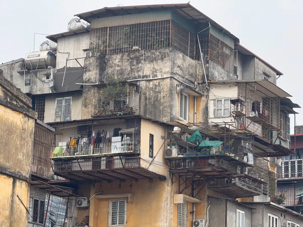 Nhiều công trình đã xuống cấp nhưng vẫn được gia cố tạm bợ bằng các kết cấu kim loại, vừa để mở rộng diện tích sử dụng, vừa tận dụng làm nơi phơi đồ, chứa đồ sinh hoạt. Những “chuồng cọp” chồng chéo lên nhau tạo thành mạng lưới dày đặc, tiềm ẩn nguy cơ mất an toàn kết cấu.