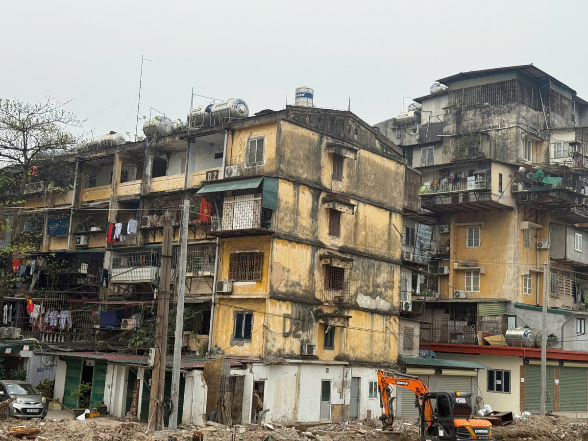 Bên cạnh các căn nhà méo mó, ghi nhận thực tế cho thấy tình trạng cơi nới, lắp đặt “chuồng cọp” những khung sắt, lồng thép bao quanh ban công vẫn xuất hiện dày đặc tại các khu nhà cũ ven tuyến.