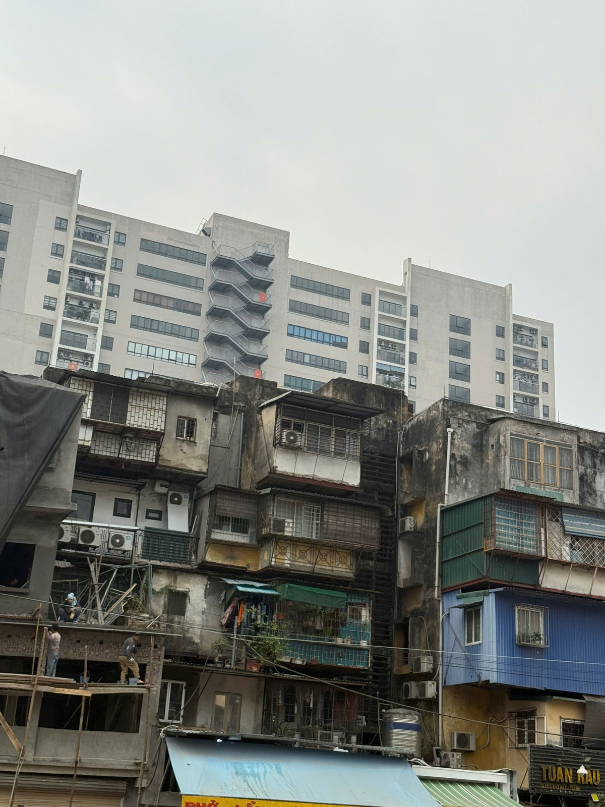 Đáng lo ngại hơn, trong trường hợp xảy ra hỏa hoạn, các lồng sắt này có thể trở thành “bẫy kín”, cản trở lối thoát nạn và gây khó khăn cho công tác cứu hộ, cứu nạn.