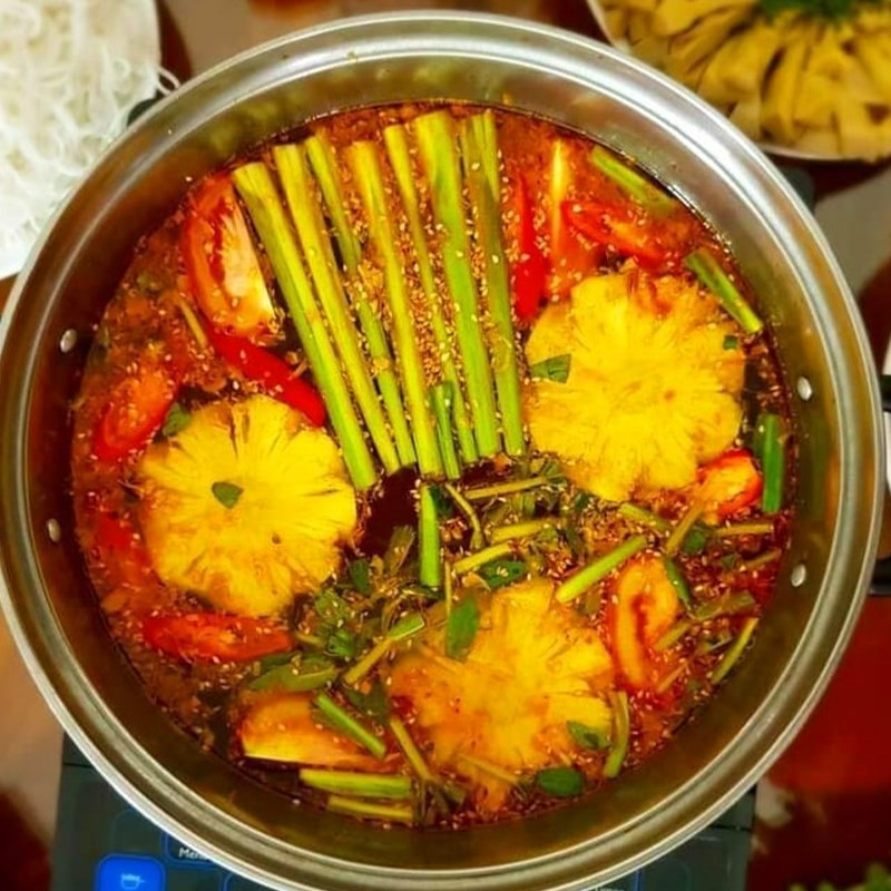 Nhiều đầu bếp nhận xét, lẩu cá lăng “ra nước” thơm và đậm vị umami tự nhiên, khiến món ăn mùa đông trở nên hấp dẫn khó cưỡng. Ngoài lẩu, cá lăng hấp gừng hay nấu canh măng cũng là cách chế biến giữ trọn vị ngọt tự nhiên, giúp cơ thể ấm áp và khỏe mạnh. Ảnh minh họa