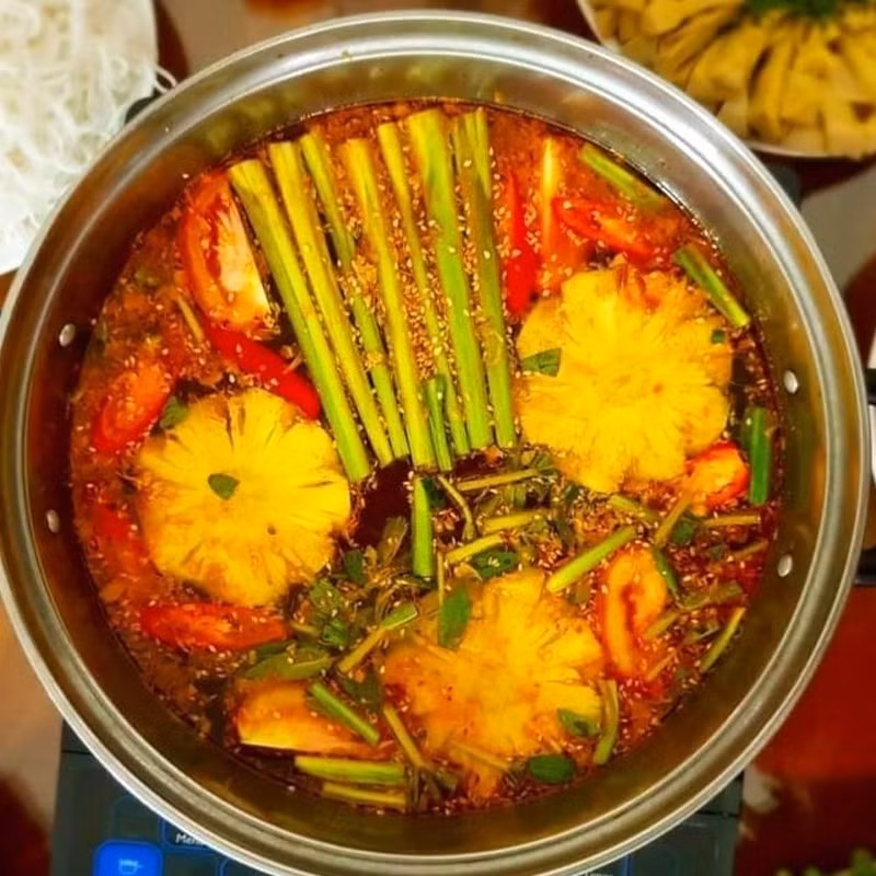 Nhiều đầu bếp nhận xét, lẩu cá lăng “ra nước” thơm và đậm vị umami tự nhiên, khiến món ăn mùa đông trở nên hấp dẫn khó cưỡng. Ngoài lẩu, cá lăng hấp gừng hay nấu canh măng cũng là cách chế biến giữ trọn vị ngọt tự nhiên, giúp cơ thể ấm áp và khỏe mạnh. Ảnh minh họa