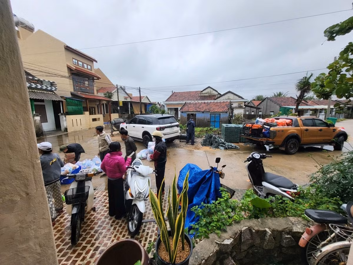 Homestay của anh Tùng và một số người bạn xung quanh đón đoàn thiện nguyện đến lưu trú miễn phí. Ảnh Báo Vietnamnet Anh Tùng Lê, chủ homestay tại làng Lò 3, cho biết anh và nhiều chủ cơ sở lưu trú khác đã chủ động tạm dừng kinh doanh để tập trung hỗ trợ cộng đồng. “Ai đến cũng được ở. Chúng tôi mở cửa 24/24, chuẩn bị đủ chăn màn, đồ sinh hoạt và nhu yếu phẩm cơ bản,” anh Tùng chia sẻ trên báo Đà Nẵng Từ hành động tự phát của một vài cá nhân, tinh thần tương thân tương ái dần lan tỏa khắp làng. Các hộ kinh doanh, người dân, thậm chí cả những người bán hàng online đều tìm cách góp sức.