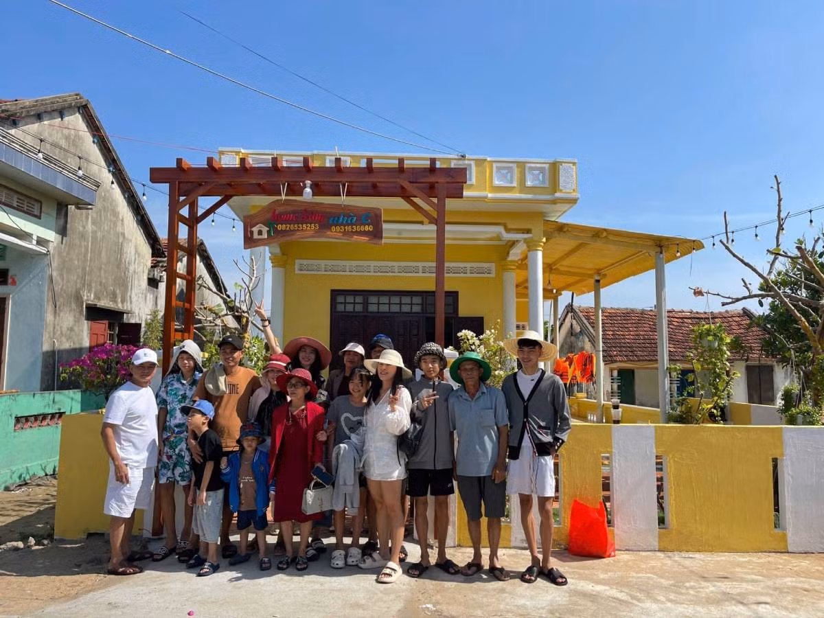 Nhiều homestay ở làng Lò mở cửa đón khách miễn phí, cung cấp bữa ăn, chỗ nghỉ cho người dân chạy lũ và đoàn cứu trợ. Ảnh Báo Vietnamnet Tiếp nối tinh thần của các chủ homestay, người dân và các hộ kinh doanh khác tại làng Lò cũng kêu gọi nhau tham gia hoạt động hỗ trợ bà con vùng lũ, mỗi người một công việc. Chị Mai Chi (29 tuổi), chủ một tiệm bánh online ở làng Lò 3, tạm gác việc kinh doanh để làm hướng dẫn viên, dẫn người dân tìm chỗ trú tại các homestay trong làng, đồng thời hỗ trợ cả những người chưa thể về nhà do ngập lụt. Chị còn huy động người thân làm hàng trăm chiếc bánh mì tiếp tế cho bà con, đồng thời mua thêm thực phẩm, nước uống, quần áo, chăn màn… gửi đến người dân vùng ngập. Ngôi làng du lịch “may mắn” trở thành nơi trú ẩn an toàn Làng Lò vốn được biết đến là một trong những điểm du lịch hấp dẫn tại Đắk Lắk, với những mái ngói đỏ, con hẻm nhỏ rêu phong và vẻ bình yên đặc trưng miền Trung – Tây Nguyên. Dù chỉ cách các vùng bị ảnh hưởng nặng như Đông Hòa và Hòa Thịnh khoảng 5 km, ngôi làng may mắn không chịu tác động từ mưa lũ, trở thành điểm dừng chân an toàn cho người dân sơ tán. Chia sẻ trên báo Vietnamnet, chủ tịch UBND phường Hòa Hiệp, ông Huỳnh Nguyễn Ngọc Giang, cho biết người dân địa phương và các hộ kinh doanh tại làng Lò đã nhanh chóng tham gia hỗ trợ các khu vực khác trong phường và các phường lân cận. Họ thực hiện nhiều hành động thiết thực như gửi thực phẩm, đưa thuyền cứu trợ vùng ngập, mở cửa đón người dân chạy lũ và tiếp nhận các đoàn cứu trợ hoàn toàn miễn phí. "Việc nhiều homestay ngừng kinh doanh, mở cửa đón người dân ở miễn phí là hành động tương thân tương ái, rất đáng trân trọng trong thời điểm này", ông Giang chia sẻ.
