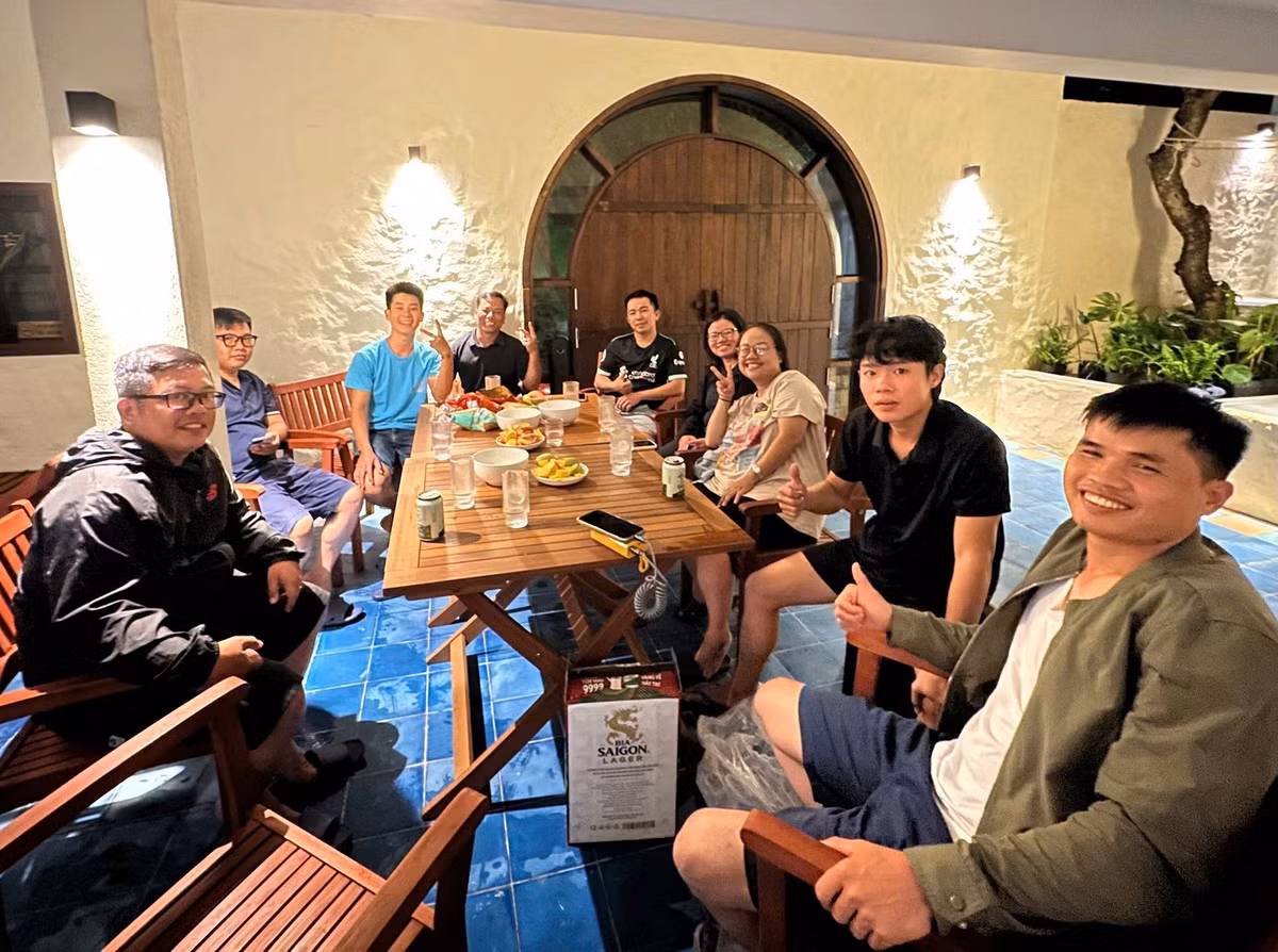 Người dân, các đoàn cứu trợ lưu trú miễn phí tại làng Lò những ngày qua. Ảnh Báo Vietnamnet Từ nơi trú ẩn đến điểm điều phối cứu trợ Gia đình anh Đặng Ngọc Thái Hoàng, chủ homestay “Ông Bà Tám”, đã dành hai phòng trong homestay và thêm một căn nhà bỏ trống để làm nơi trú tạm cho các hộ dân bị ảnh hưởng nặng. “Nhà tôi may mắn không bị ngập, nên việc hỗ trợ bà con là điều nên làm,” anh Hoàng nói. Không chỉ cho chỗ ở, nhiều chủ homestay còn tham gia điều phối cứu trợ. Anh Lê Quý Tài, chủ homestay Sea Space, hiện là người kết nối giữa các đoàn thiện nguyện và người dân bị thiệt hại nặng. Mỗi ngày, anh điều phối hàng chục chuyến xe chở nước sạch, mì gói, áo quần và thuốc men. “Lúc này chúng tôi không nghĩ chuyện làm ăn nữa. Mọi sức lực đều dành cho việc hỗ trợ bà con vùng lũ,” anh chia sẻ.