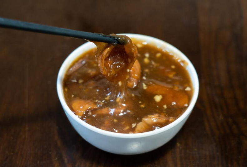 Trong số đó, gan xào kiểu Bắc Kinh là món ăn sáng quen thuộc của người dân địa phương. Gan và lòng heo được nấu trong nước dùng sánh đặc, dậy mùi gia vị, có vị béo nhẹ nhưng không ngấy, rất thích hợp để bắt đầu một ngày mới, đặc biệt trong tiết trời se lạnh. Ảnh Internet