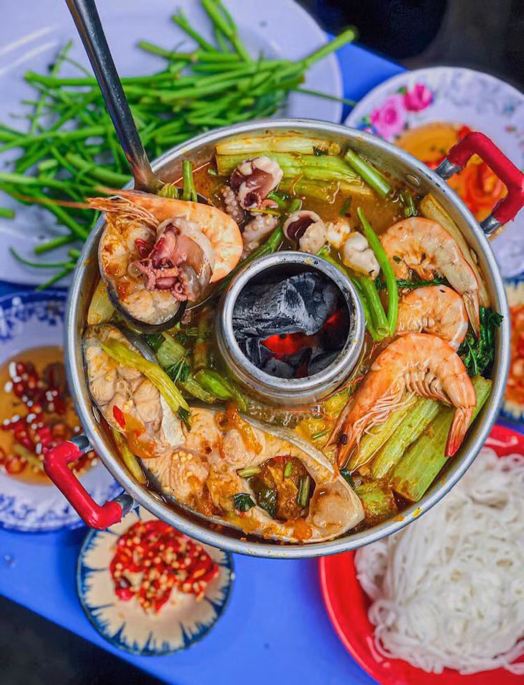 Các nguyên liệu nhúng lẩu cũng rất đa dạng: tim, gan, dạ dày heo, chả trứng cuộn, bắp cải cuộn thịt, da heo khô, viên thịt bằm… Thêm vào đó, rau củ được xếp trực tiếp trong nồi gồm cà rốt, bắp cải, bông cải, củ cải, ngò… tạo màu sắc bắt mắt, vừa tiện lợi vừa giữ được vị tươi mát. Ảnh Cù lao quán Sóc Trăng
