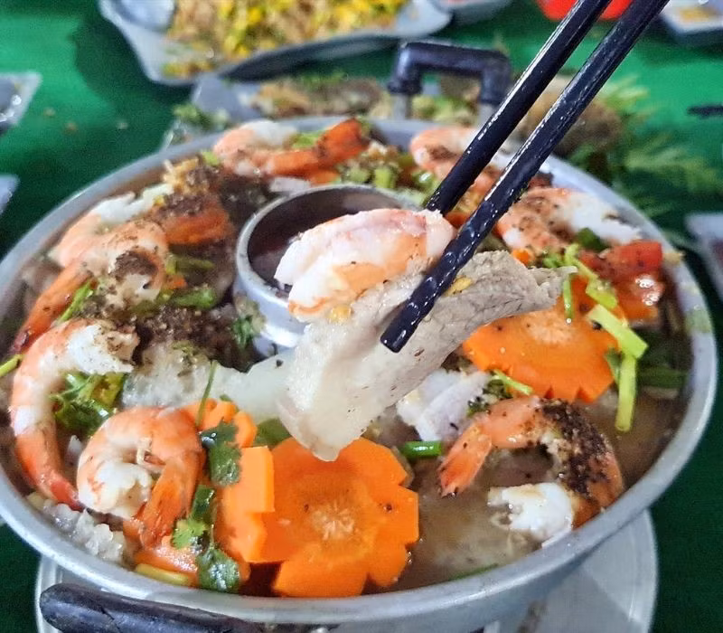 Than rực cháy giúp nguyên liệu chín đều, giữ được vị ngọt tự nhiên, đồng thời giữ nhiệt lâu, tạo cảm giác thưởng thức kéo dài, ấm áp và trọn vẹn. Ảnh Internet