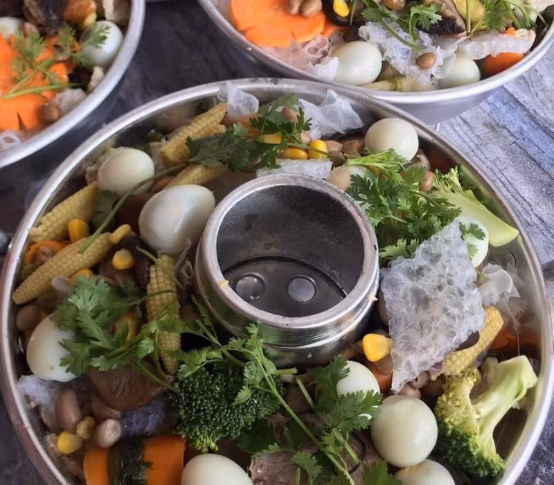 Ẩn sau vẻ giản dị là sự tinh tế trong cách nấu, bài trí và thưởng thức. Từng miếng bún chan nước dùng, từng miếng rau thịt nhúng đều cho thấy tinh thần ẩm thực dân gian, vừa ngon vừa đẹp mắt, khiến thực khách khó lòng quên được hương vị này. Ảnh MIA