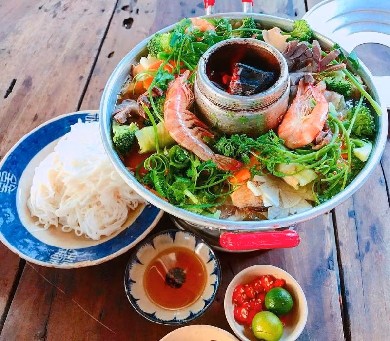 Lẩu cù lao thường xuất hiện trong các dịp quan trọng như đám hỏi hay lễ gia đình, thể hiện sự hiếu khách và tinh thần đoàn tụ. Ngày nay, món ăn này đã có mặt tại nhiều nhà hàng, khách sạn phục vụ du khách thập phương, giúp họ trải nghiệm văn hóa ẩm thực miền Tây ngay giữa phố thị.