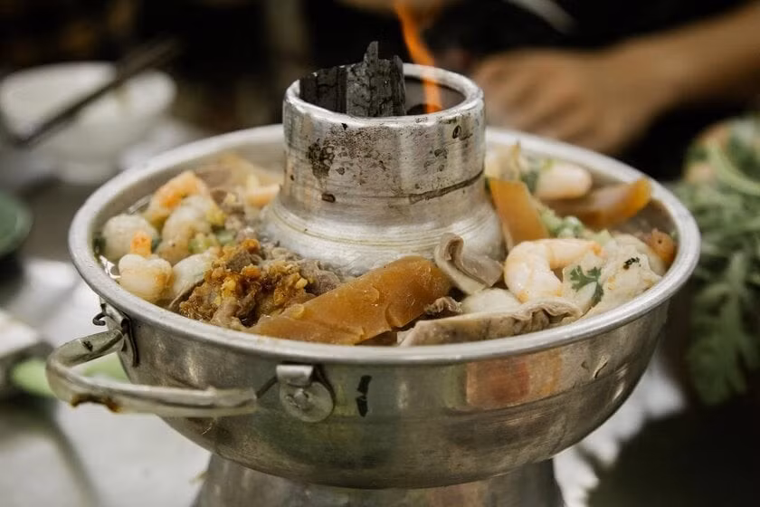 Khi nồi lẩu bày ra bàn, than đã đỏ rực ở giữa, thực khách chỉ cần chan nước dùng vào nồi, các nguyên liệu sẽ từ từ chín mềm. Ăn kèm bún và rau, mỗi miếng đều mang hương vị ngọt thanh, mát lành. Thực khách có thể nhúng từng loại rau củ, thịt, chả, vừa thưởng thức vừa cảm nhận hương vị miền Tây sông nước. Ảnh vntravellive