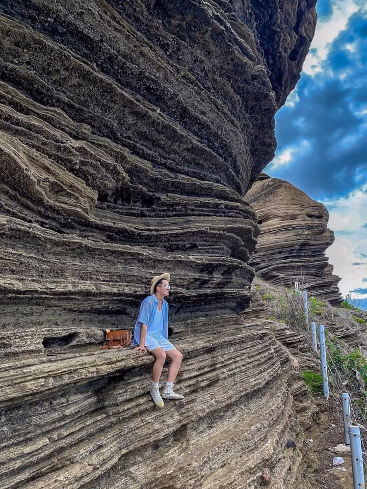 Núi Cao Cát, với vẻ đẹp tựa “Grand Canyon” của Việt Nam, không chỉ là một kho tàng thiên nhiên tuyệt vời mà còn là một phần không thể thiếu trong bản đồ du lịch miền Trung. Ảnh Mạnh Tiến Khôi