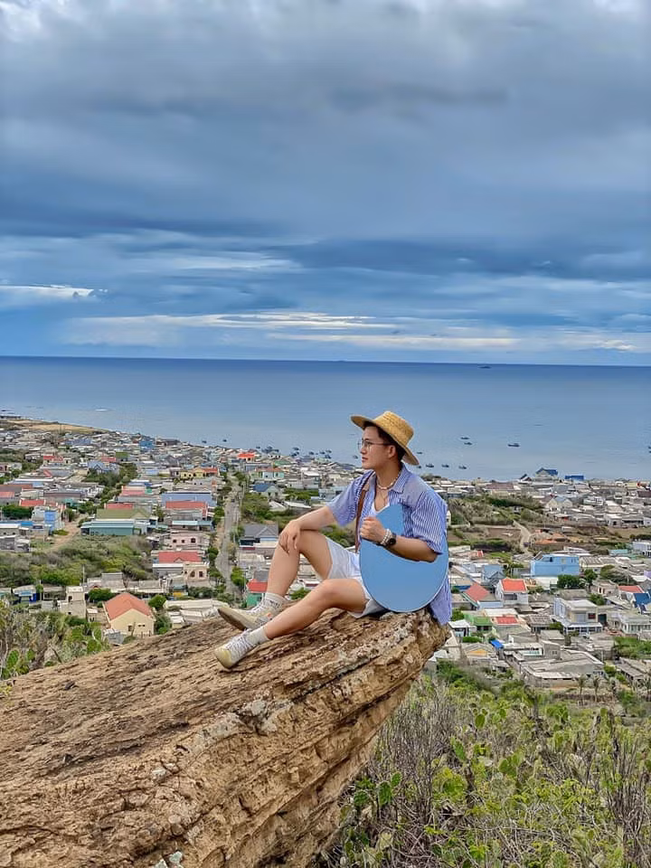 Đến với Cao Cát, du khách sẽ không chỉ được chiêm ngưỡng cảnh sắc hùng vĩ mà còn có cơ hội khám phá những giá trị địa chất và sinh thái độc đáo mà thiên nhiên ban tặng. Tuy nhiên, việc bảo vệ và phát triển du lịch bền vững là điều quan trọng để Núi Cao Cát có thể giữ được vẻ đẹp hoang sơ và trở thành một điểm đến đáng nhớ trong lòng mỗi du khách. Ảnh Mạnh Tiến Khôi