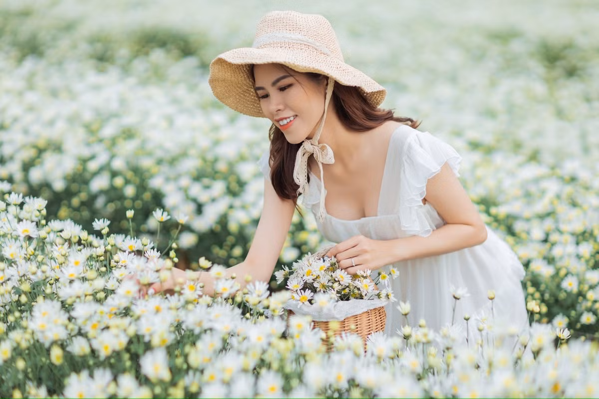 Không chỉ là sở thích của các bạn trẻ, hoạt động này còn là dịp để các gia đình, nhóm bạn hay các cặp đôi cùng nhau tận hưởng không khí trong lành, bình yên giữa lòng thành phố nhộn nhịp. Ảnh Trung Nguyên