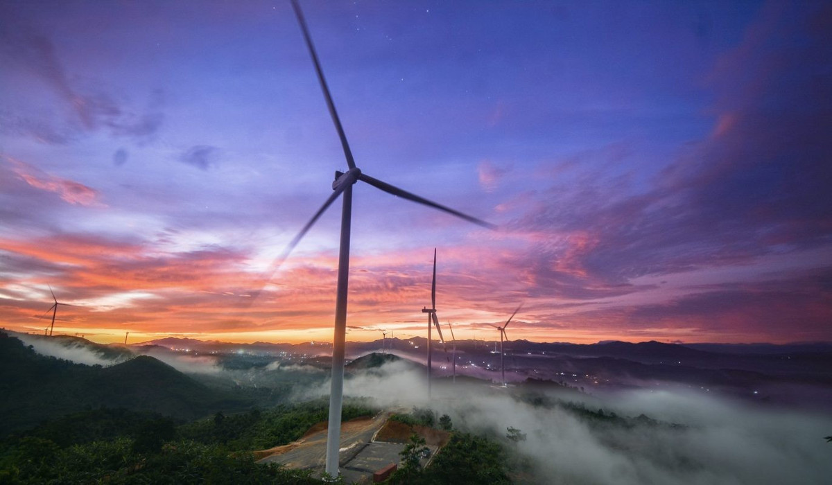 Nếu ưu tiên quãng đường ngắn và dễ di chuyển, điện gió Liên Lập là lựa chọn phù hợp. Chỉ cách trung tâm Khe Sanh khoảng 6km, điểm đến này được xem là “tọa độ làm quen” cho du khách mới tập săn mây. Vào mùa hè và thu, mây thường xuất hiện rõ, bồng bềnh ngay dưới các sườn đồi. Với lợi thế gần, dễ đi và cảnh quan đẹp, Liên Lập phù hợp cho những chuyến đi ngắn, kết hợp tham quan trong ngày. Ảnh Internet