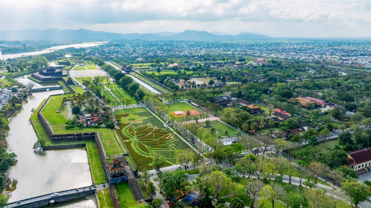 Công trình nghệ thuật đặc biệt này nhanh chóng trở thành điểm nhấn nổi bật, thu hút đông đảo người dân và du khách tìm đến tham quan, chụp ảnh, tận hưởng không khí xuân đang về trên Cố đô. Ảnh Lê Hoàng