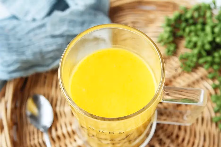 Đầu tiên là sữa đậu nành bí đỏ kết hợp hạt kê. Sau khi ngâm đậu nành, thái bí đỏ thành hạt lựu và rửa sạch kê, nấu chung với máy làm sữa. Món này có tác dụng bổ tỳ, làm ấm dạ dày và giảm cảm giác tay chân lạnh, thích hợp để dùng cho bữa sáng, giúp cơ thể khởi đầu ngày mới đầy năng lượng. Ảnh minh hoạ