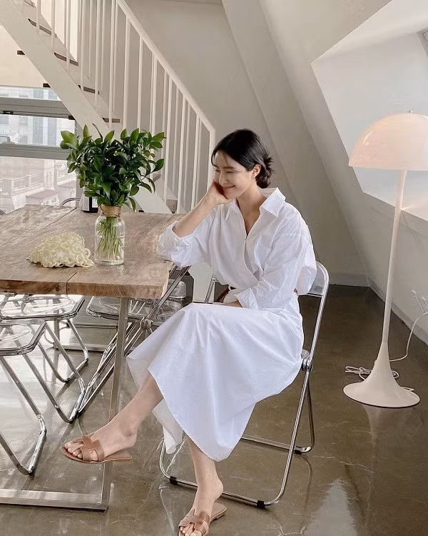 Không còn bị “đóng khung” trong phong cách nữ tính, chân váy trắng năm 2026 xuất hiện với nhiều phom dáng đa dạng như suông, xếp ly hoặc dáng dài tối giản. Gam màu trắng giúp trang phục trông sáng sủa, dễ kết hợp với nhiều màu sắc khác nhau. Ảnh minh họa