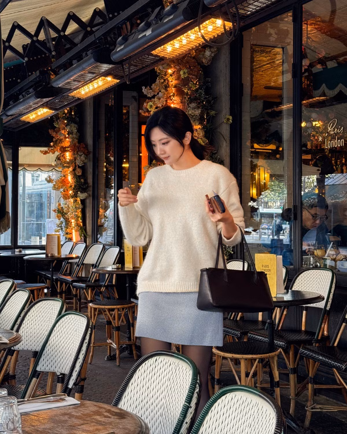 Chất liệu như denim mỏng, kaki mềm hoặc tweed nhẹ được sử dụng phổ biến, phù hợp với phong cách công sở trẻ trung hoặc dạo phố cuối tuần. Khi kết hợp cùng áo polo, áo thun hoặc sơ mi, chân váy ngắn suông mang lại tổng thể năng động mà không quá cầu kỳ. Ảnh minh họa