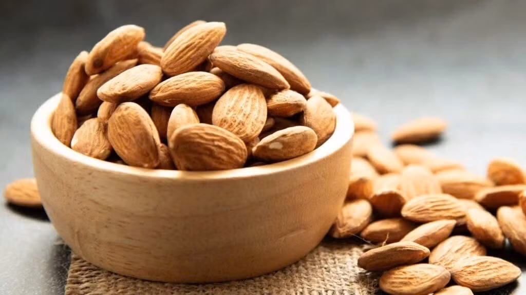 Bên cạnh đó, hạnh nhân còn cung cấp protein, sắt, biotin và nhiều vi khoáng như magie, mangan, đồng. Những dưỡng chất này góp phần cải thiện lưu thông máu vùng mắt, giảm mỏi mắt và hỗ trợ sức khỏe vùng da quanh mắt, đặc biệt hữu ích với người thường xuyên làm việc trước màn hình. Ảnh minh họa/ Nguồn internet