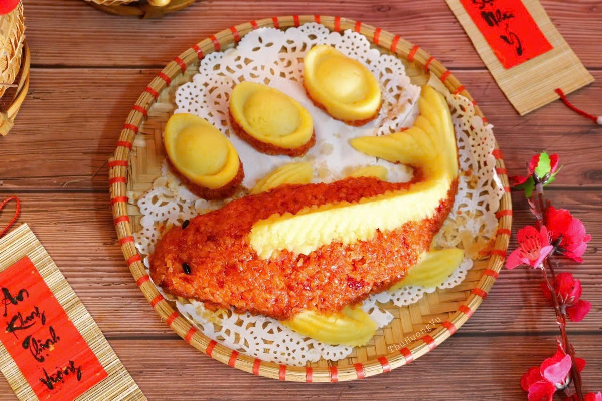 Đậu xanh cà vỏ ngâm khoảng 1 tiếng, hấp chín, thêm chút đường rồi tán nhuyễn làm nhân. Khi đồ xôi, nên dùng xửng hoặc chõ chuyên dụng, cho nước chiếm khoảng một phần ba nồi. Khi hơi nước bốc đều, mở vung xới nhẹ một lần để xôi chín đều. Nhiều người có kinh nghiệm thường phủ thêm khăn xô trên miệng xửng để tránh nước đọng từ nắp vung nhỏ xuống làm xôi nhão. Ảnh minh họa