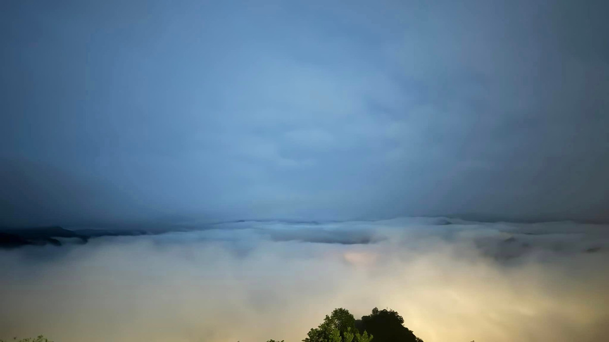 Nhờ địa hình cao và điều kiện thời tiết thuận lợi, đỉnh Mu Náu thường xuyên xuất hiện hiện tượng mây tích tụ dày vào sáng sớm. Từ khoảng 5h đến 6h, những khối mây trắng xóa trôi lững lờ dưới chân núi, tạo nên khung cảnh “biển mây” bồng bềnh, khiến nhiều du khách không khỏi choáng ngợp. Ảnh Tiệm cà phê Mu Náu Ơi