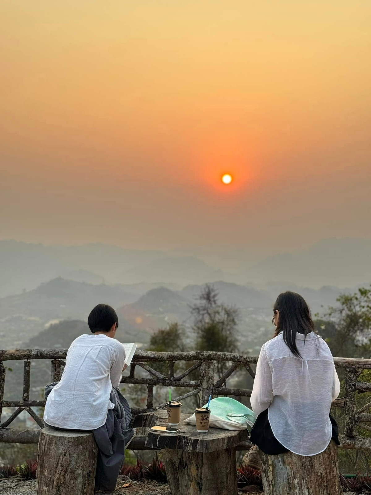 Không chỉ đơn thuần là nơi check-in, Mu Náu còn mang đến trải nghiệm chậm rãi, gần gũi với thiên nhiên, đáp ứng nhu cầu ngày càng cao của du khách tìm kiếm sự thư giãn và cảm xúc giữa núi rừng Tây Bắc. Ảnh Tiệm cà phê Mu Náu Ơi