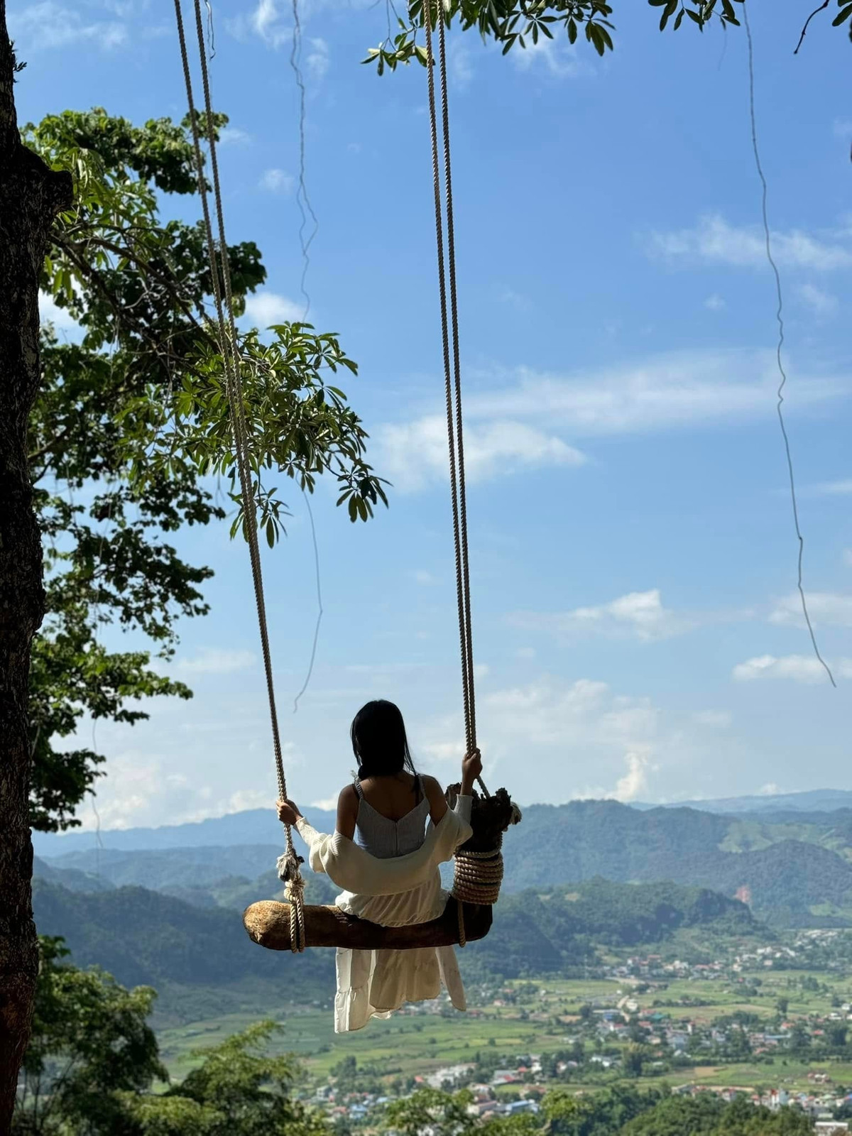 Bên cạnh những địa danh đã quen thuộc như đồi chè, thác nước hay các bản làng du lịch cộng đồng, những điểm đến có tầm nhìn rộng mở như đỉnh Mu Náu đang góp phần tạo nên làn gió mới cho du lịch Mộc Châu. Ảnh Tiệm cà phê Mu Náu Ơi
