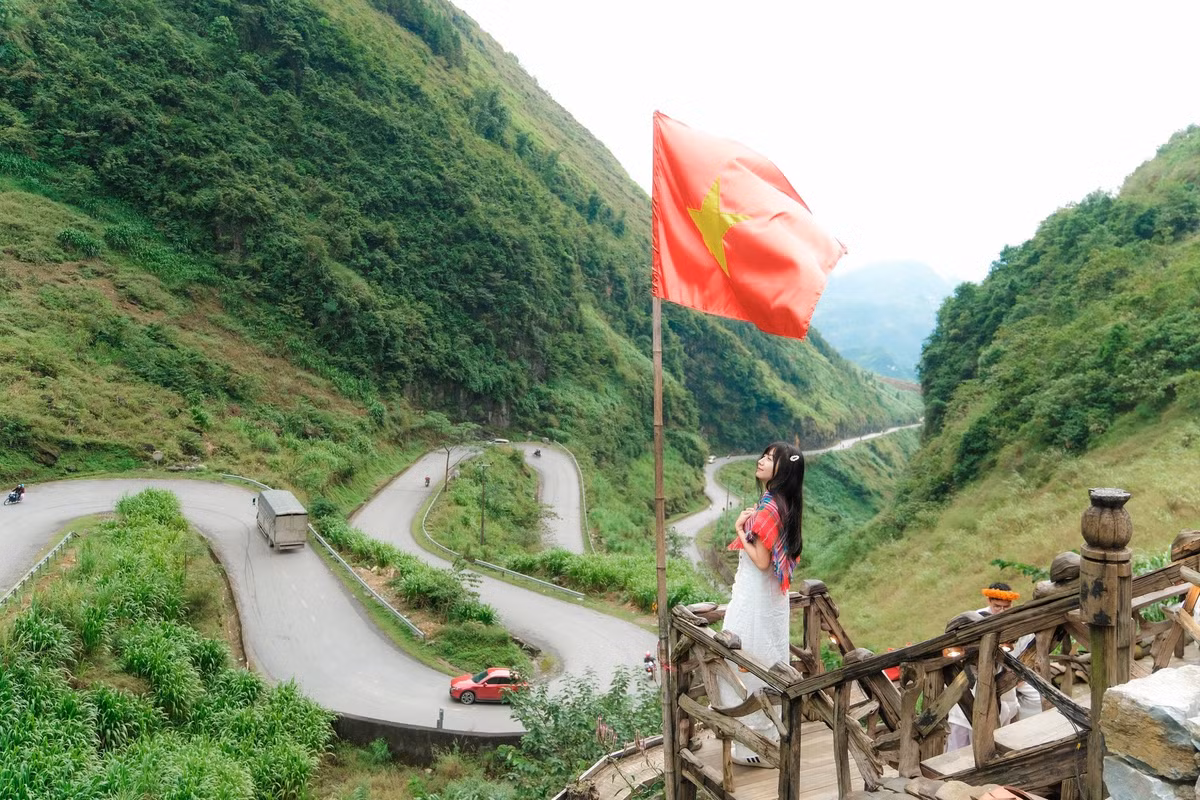 Những tháng cuối năm, Tây Bắc khoác lên mình vẻ đẹp huyền ảo với sương mây, hoa nở và những lễ hội vùng cao đặc sắc. Ảnh Ba đứa mình