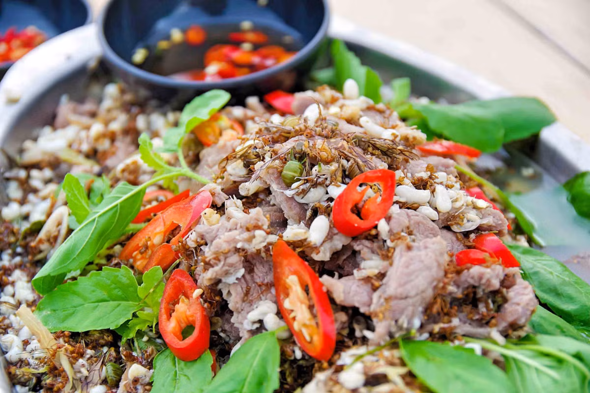 “Chha ca dao” thực chất là tên loại lá gia vị xuất phát từ tiếng Khmer. Lá có mùi thơm mạnh, phảng phất như sự hòa quyện giữa sả, húng quế và chút hương rừng đặc trưng. Người dân thường trồng quanh vườn, hái dùng trong các món xào hoặc món nướng để tăng hương vị. Ảnh Dương Việt Anh