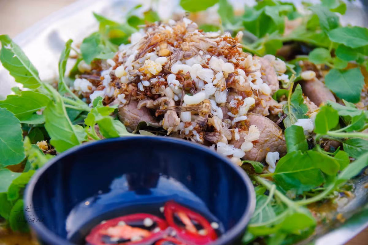 Vào mùa nhiều tổ, thương lái thu mua và đóng gói hút chân không để cung cấp cho các quán ăn. Giá kiến vàng hiện dao động khoảng 350.000–450.000 đồng/kg tùy thời điểm. Ảnh Dương Việt Anh