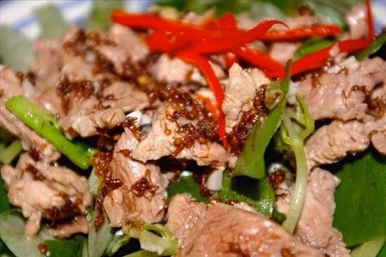 Thành phẩm là đĩa bò xào kiến vàng lá chha ca dao có màu nâu ánh vàng, dậy mùi thơm dịu đặc trưng. Vị bò mềm ngọt kết hợp vị chua thanh của kiến vàng tạo thành nét chấm phá rất riêng. Lá chha ca dao mang lại dư vị mát, thoang thoảng mùi rừng khiến món ăn trở nên cân bằng và dễ ăn hơn. Ảnh Dương Việt Anh