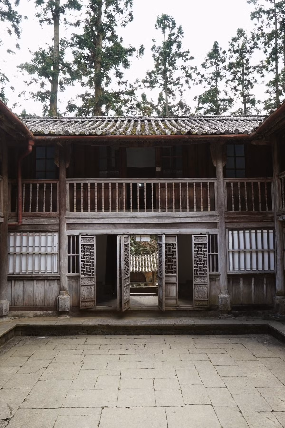 Nép mình giữa thung lũng hùng vĩ của Đồng Văn, dinh thự Vua Mèo là điểm đến hấp dẫn không thể bỏ qua khi du lịch Tuyên Quang. Ảnh Tăng Kim Ngân