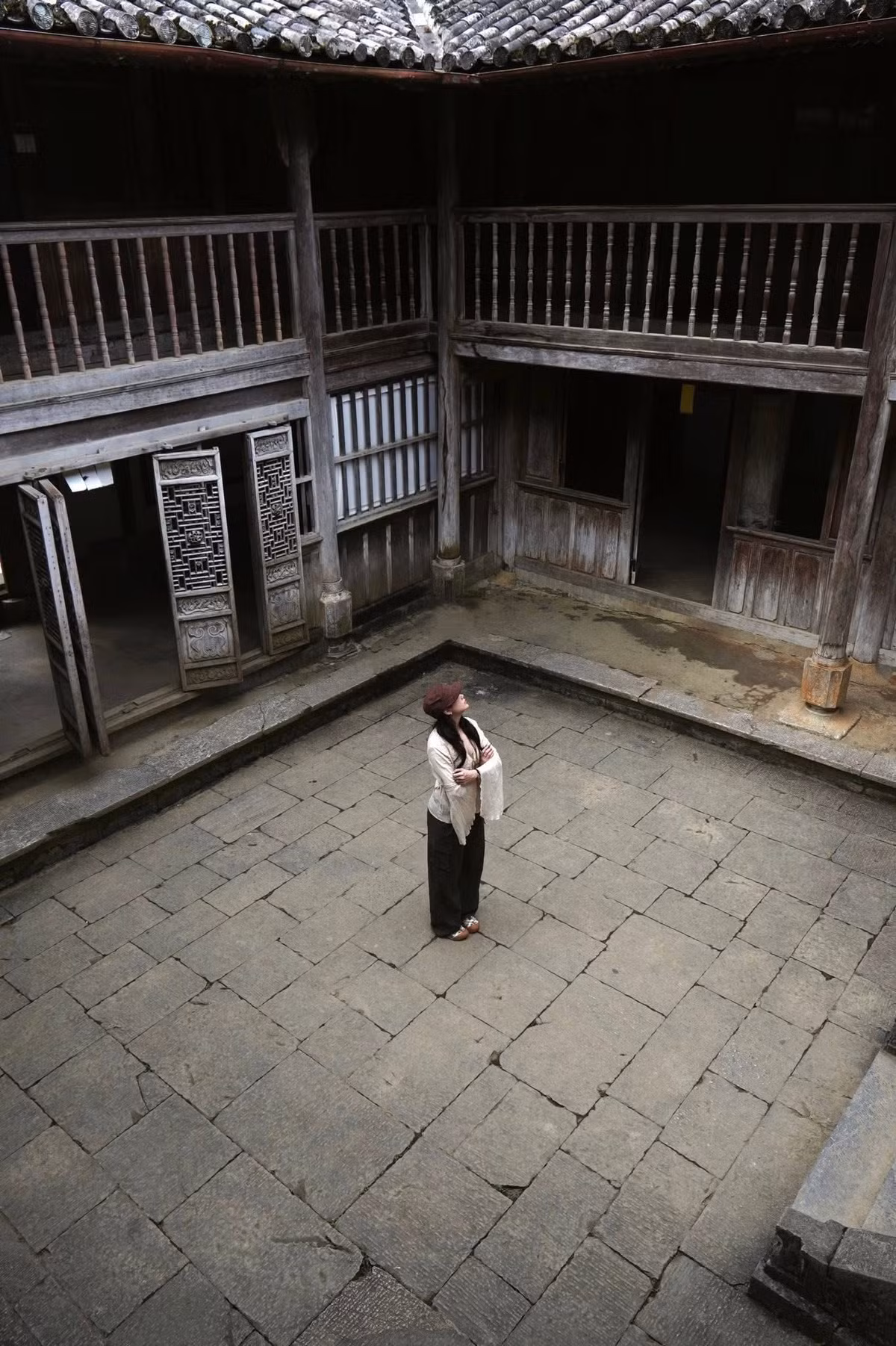 Được xây dựng vào đầu thế kỷ 20, dinh thự từng là nơi ở của Vương Chính Đức (Vua Mèo) – thủ lĩnh tối cao của người H’Mông. Đây không chỉ là nơi sinh sống mà còn là trung tâm quyền lực, nơi diễn ra các hoạt động quan trọng trong đời sống chính trị, kinh tế và văn hóa của vùng cao nguyên đá. Ngày nay, dinh thự vẫn lưu giữ nguyên vẹn những nét kiến trúc độc đáo, phản ánh quyền uy và sự sung túc của Vua Mèo xưa. Ảnh Tăng Kim Ngân