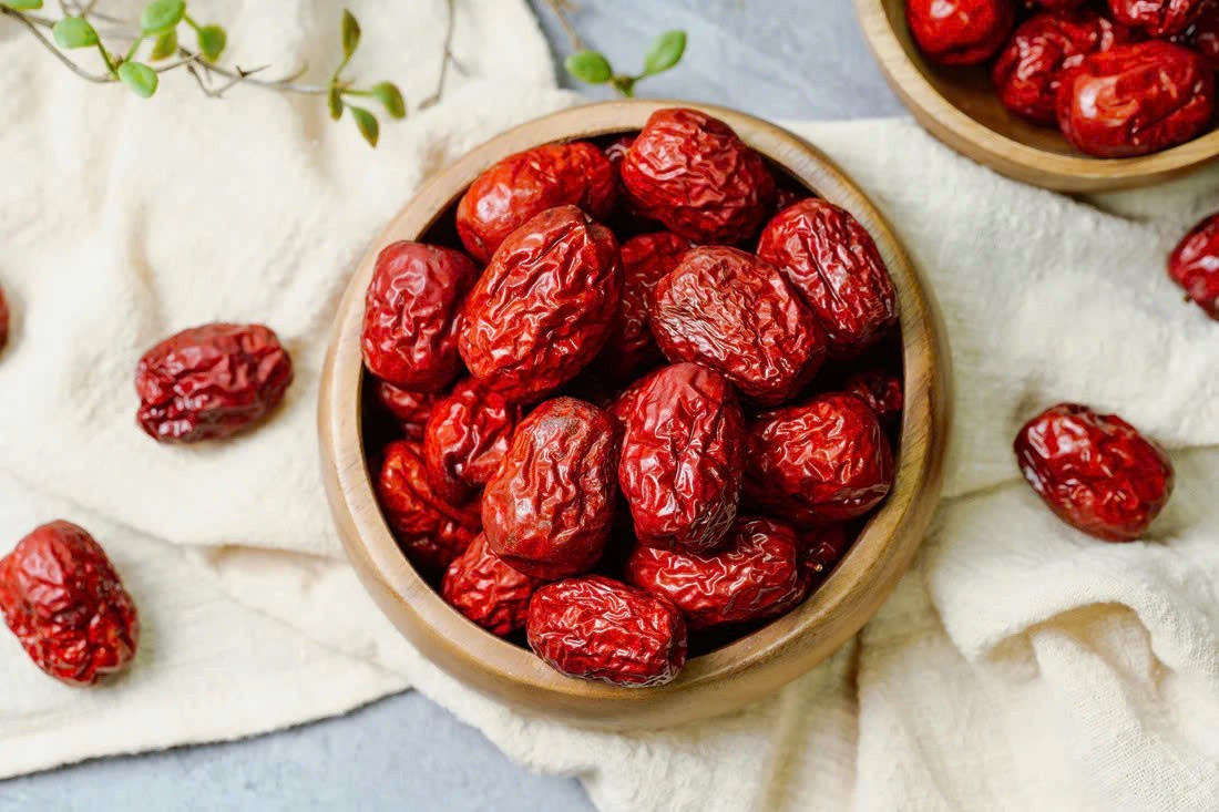 Táo đỏ cung cấp sắt và chất chống oxy hóa, hỗ trợ tuần hoàn và mang lại làn da hồng hào. Các loại đậu, cá và trứng là nguồn protein chất lượng, giúp cơ thể tổng hợp collagen tự nhiên. Ảnh minh họa