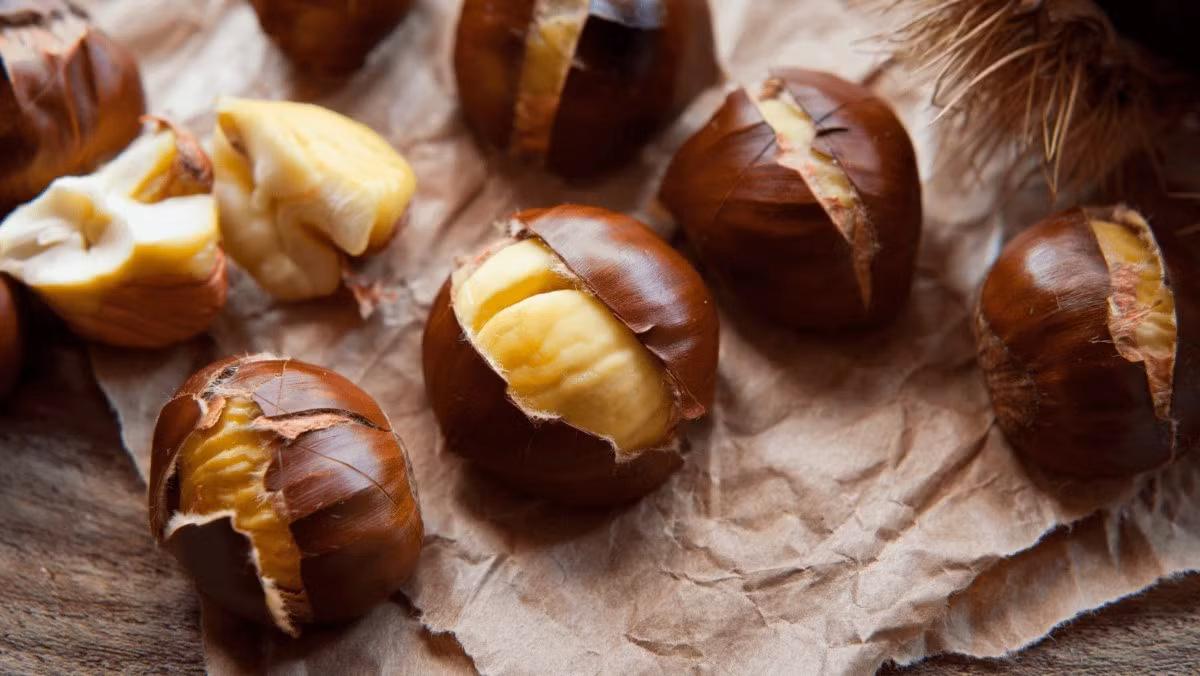 Hạt dẻ sau khi luộc thường khó bóc lớp màng mỏng bên trong. Giải pháp đơn giản là ngâm hạt dẻ trong nước đường trắng qua đêm trước khi luộc. Khi chín, lớp vỏ sẽ bong ra dễ dàng, hạt dẻ giữ nguyên hình, vàng óng, bùi ngọt và hấp dẫn hơn rất nhiều. Ảnh minh hoạ