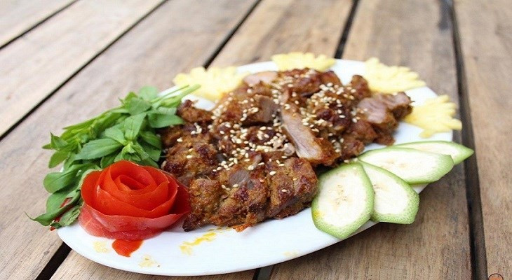 Theo quan niệm y học cổ truyền, thịt dê có tính ấm, thường được dùng trong các món ăn bồi bổ cơ thể. Nhiều món ăn từ dê như dê hầm thuốc Bắc hay các món chế biến cầu kỳ khác được nhiều người lựa chọn với mục đích tăng cường thể lực và hỗ trợ sinh lực nam giới. Ngoài ra, các vitamin nhóm B trong thịt dê còn giúp thúc đẩy tái tạo tế bào da, cải thiện tình trạng da khô, sạm và hỗ trợ tóc chắc khỏe hơn. Ảnh minh họa