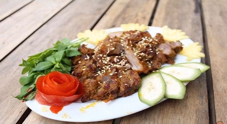 Theo quan niệm y học cổ truyền, thịt dê có tính ấm, thường được dùng trong các món ăn bồi bổ cơ thể. Nhiều món ăn từ dê như dê hầm thuốc Bắc hay các món chế biến cầu kỳ khác được nhiều người lựa chọn với mục đích tăng cường thể lực và hỗ trợ sinh lực nam giới. Ngoài ra, các vitamin nhóm B trong thịt dê còn giúp thúc đẩy tái tạo tế bào da, cải thiện tình trạng da khô, sạm và hỗ trợ tóc chắc khỏe hơn. Ảnh minh họa