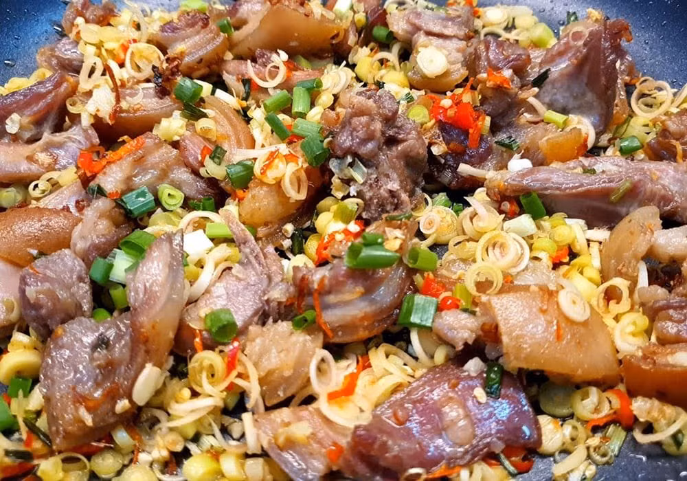 Người tiêu dùng cũng được khuyến cáo không nên uống trà xanh ngay sau khi ăn thịt dê, bởi axit tannic trong trà có thể kết hợp với protein, gây khó tiêu hoặc táo bón. Bên cạnh đó, việc kết hợp thịt dê với giấm chua hoặc các gia vị, thực phẩm có tính nóng mạnh như ớt, tiêu, bí đỏ cũng nên hạn chế để tránh ảnh hưởng đến hệ tiêu hóa. Ảnh minh họa