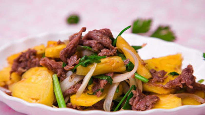 Tuy nhiên, để thịt dê phát huy tối đa lợi ích, việc sử dụng cần có chừng mực và đúng cách. Do có tính nóng, ăn quá nhiều thịt dê có thể gây nhiệt miệng, lở miệng, sưng lợi hoặc cảm giác khó chịu trong người. Ảnh minh họa