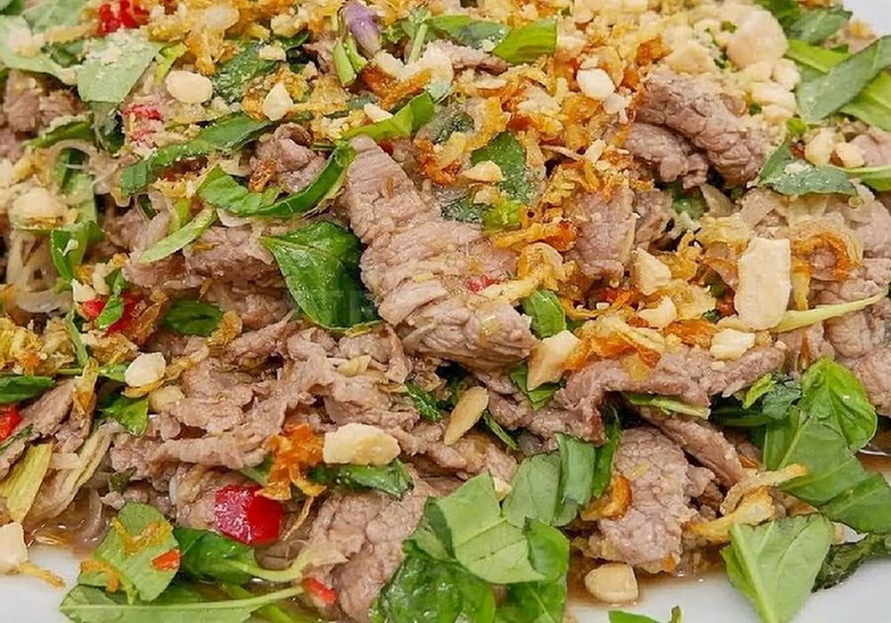 Bên cạnh đó, hàm lượng sắt, kali và vitamin B12 dồi dào trong thịt dê giúp thúc đẩy quá trình tạo hồng cầu, cải thiện lưu thông máu. Đây là thực phẩm phù hợp với người bị thiếu máu do thiếu sắt, phụ nữ mang thai hoặc những người thường xuyên cảm thấy mệt mỏi, hoa mắt. Thịt dê cũng cung cấp một lượng omega-3 tự nhiên, giúp tăng cường hệ miễn dịch, giảm viêm và hỗ trợ sức khỏe xương khớp, đồng thời góp phần cải thiện làn da, giúp da khỏe mạnh và hạn chế lão hóa sớm. Ảnh minh họa