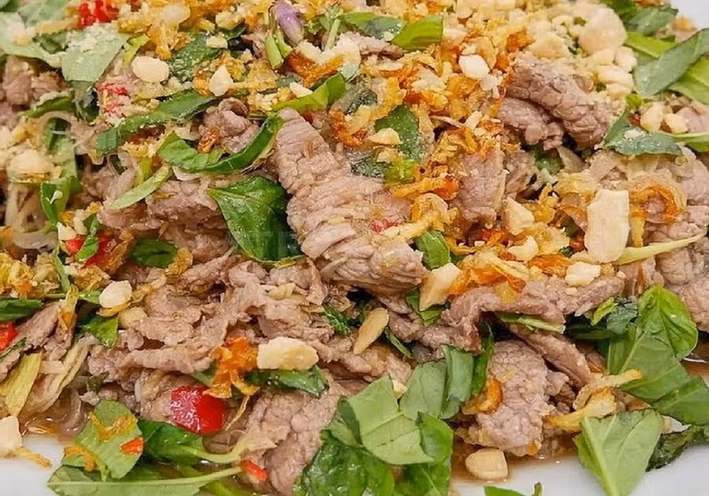 Bên cạnh đó, hàm lượng sắt, kali và vitamin B12 dồi dào trong thịt dê giúp thúc đẩy quá trình tạo hồng cầu, cải thiện lưu thông máu. Đây là thực phẩm phù hợp với người bị thiếu máu do thiếu sắt, phụ nữ mang thai hoặc những người thường xuyên cảm thấy mệt mỏi, hoa mắt. Thịt dê cũng cung cấp một lượng omega-3 tự nhiên, giúp tăng cường hệ miễn dịch, giảm viêm và hỗ trợ sức khỏe xương khớp, đồng thời góp phần cải thiện làn da, giúp da khỏe mạnh và hạn chế lão hóa sớm. Ảnh minh họa