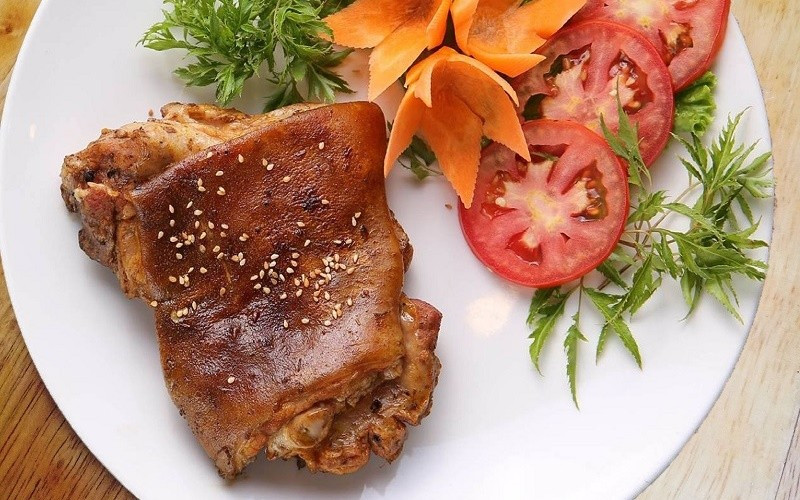 Theo các chuyên gia, thịt dê non, khoảng 6–9 tháng tuổi, thường cho chất lượng tốt nhất. Ở giai đoạn này, thớ thịt mềm, ít mùi và hàm lượng dưỡng chất cao, phù hợp với nhiều đối tượng sử dụng. Ảnh minh họa