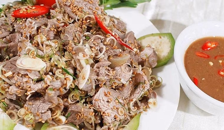 So với các loại thịt đỏ khác như bò, heo hay cừu, thịt dê có hàm lượng calo, chất béo bão hòa và cholesterol thấp hơn, nhờ đó trở thành lựa chọn đáng cân nhắc cho người đang kiểm soát cân nặng hoặc quan tâm đến sức khỏe tim mạch. Ảnh minh họa