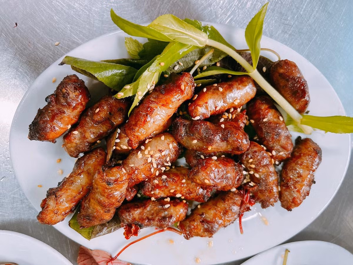 Không chỉ dừng lại ở giá trị dinh dưỡng, thịt dê còn mang đến nhiều lợi ích sức khỏe đáng chú ý. Trong loại thịt này có chứa axit linoleic liên hợp – một axit béo có đặc tính chống viêm, giúp bảo vệ thành mạch máu và hạn chế nguy cơ xơ vữa động mạch. Tỷ lệ chất béo không bão hòa cao hơn chất béo bão hòa cũng giúp giảm nguy cơ rối loạn mỡ máu, từ đó hỗ trợ phòng ngừa các bệnh tim mạch. Ảnh minh họa