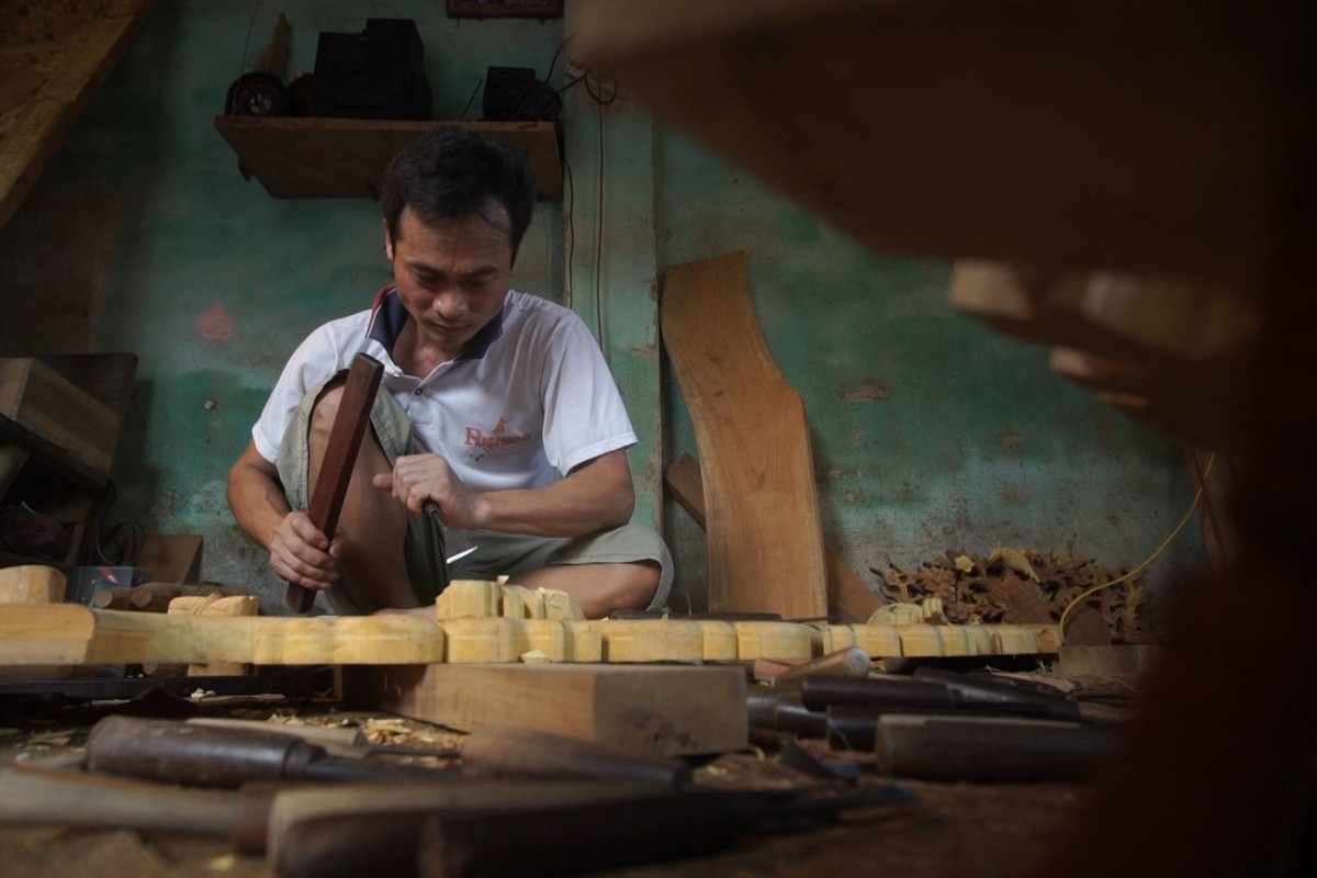 Bên bờ sông Hương, làng Sình là nơi lưu giữ dòng tranh dân gian phục vụ đời sống tâm linh của người Huế. Tranh Sình được in từ ván khắc gỗ trên giấy dó, mô tả các hình tượng quen thuộc trong tín ngưỡng dân gian như thần linh, nhân vật thế mạng, tranh cầu an. Ảnh Sovabatravel