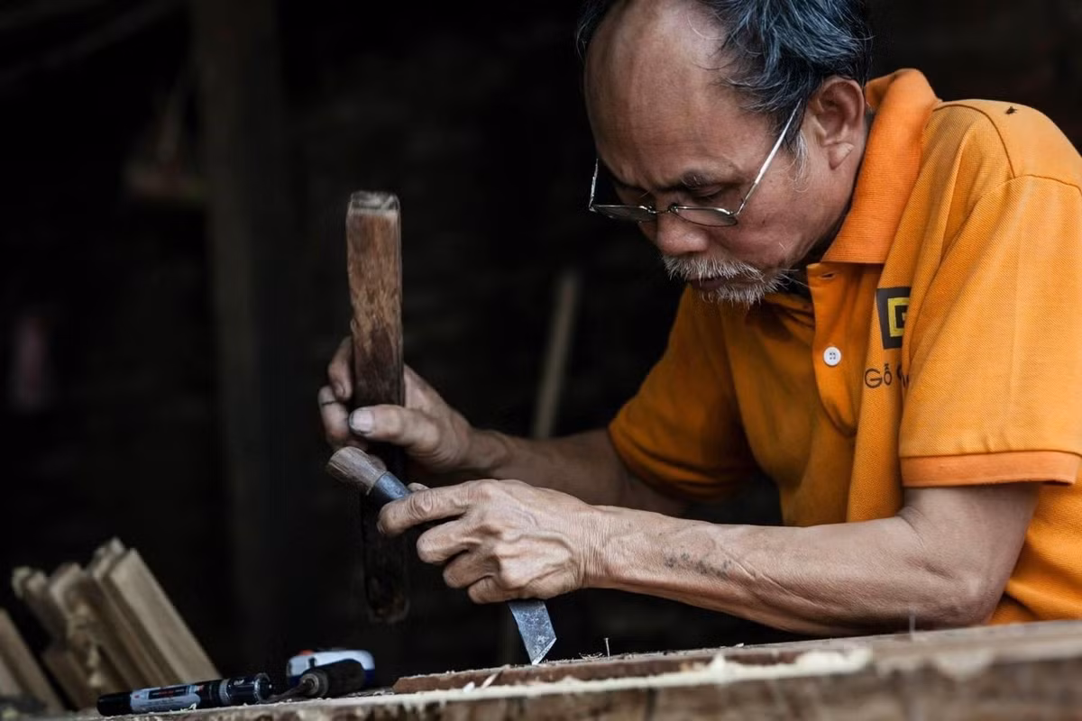 Có lịch sử hình thành từ thế kỷ XVI, làng điêu khắc Mỹ Xuyên nổi danh với nghề chạm khắc gỗ phục vụ cung đình và các công trình tâm linh thời Nguyễn. Từ hoành phi, câu đối đến án thờ, mỗi tác phẩm đều được chế tác công phu từ các loại gỗ quý như lim, mít, gụ. Ảnh Sovabatravel