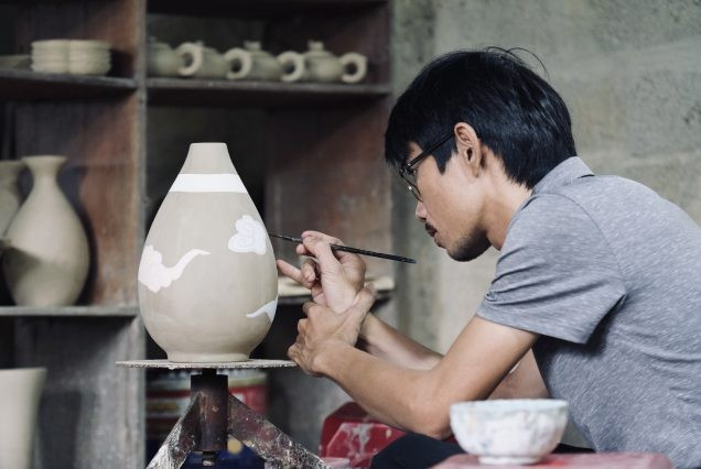 Làng cổ Phước Tích không chỉ nổi tiếng với hệ thống nhà rường cổ hàng trăm năm tuổi mà còn được biết đến là một trong những làng gốm lâu đời nhất miền Trung. Gốm Phước Tích mang vẻ đẹp mộc mạc, giản dị với kỹ thuật nung củi truyền thống và lớp men tự nhiên bền màu theo thời gian. Ảnh huetourist