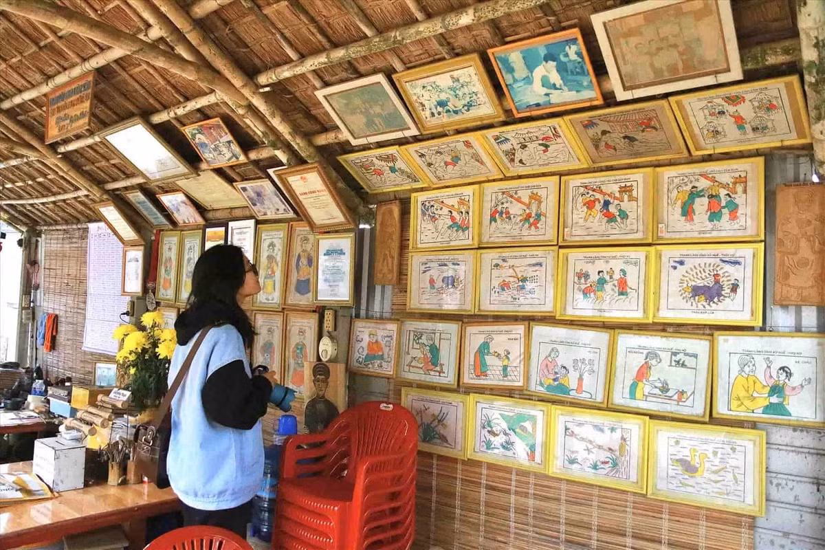 Không chỉ mang giá trị nghệ thuật, tranh Sình còn phản ánh đậm nét đời sống tinh thần của cư dân vùng sông nước. Đây là điểm đến lý tưởng cho những ai yêu thích mỹ thuật truyền thống và muốn tìm hiểu chiều sâu văn hóa dân gian Huế. Ảnh Internet